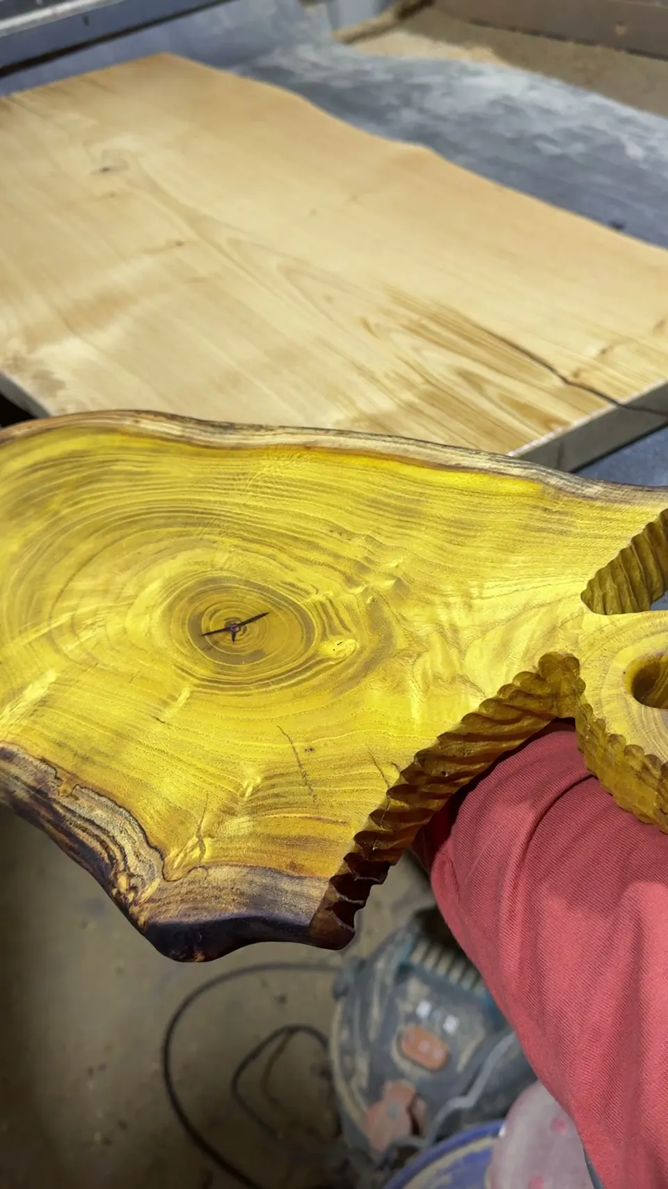 Доска для подачи из маклюры с фигурной ручкой — фото 6